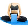 ejercicio con bloque de yoga azul