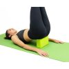 ejercicio con bloque de yoga verde