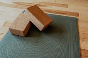 Descubre los beneficios de un ladrillo de yoga para tu salud