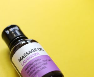 Aceite de masaje sólido vs líquido, descubre sus diferencias